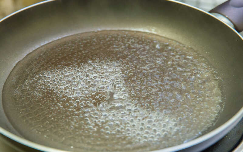 chảo chống dính mới mua về nên làm gì